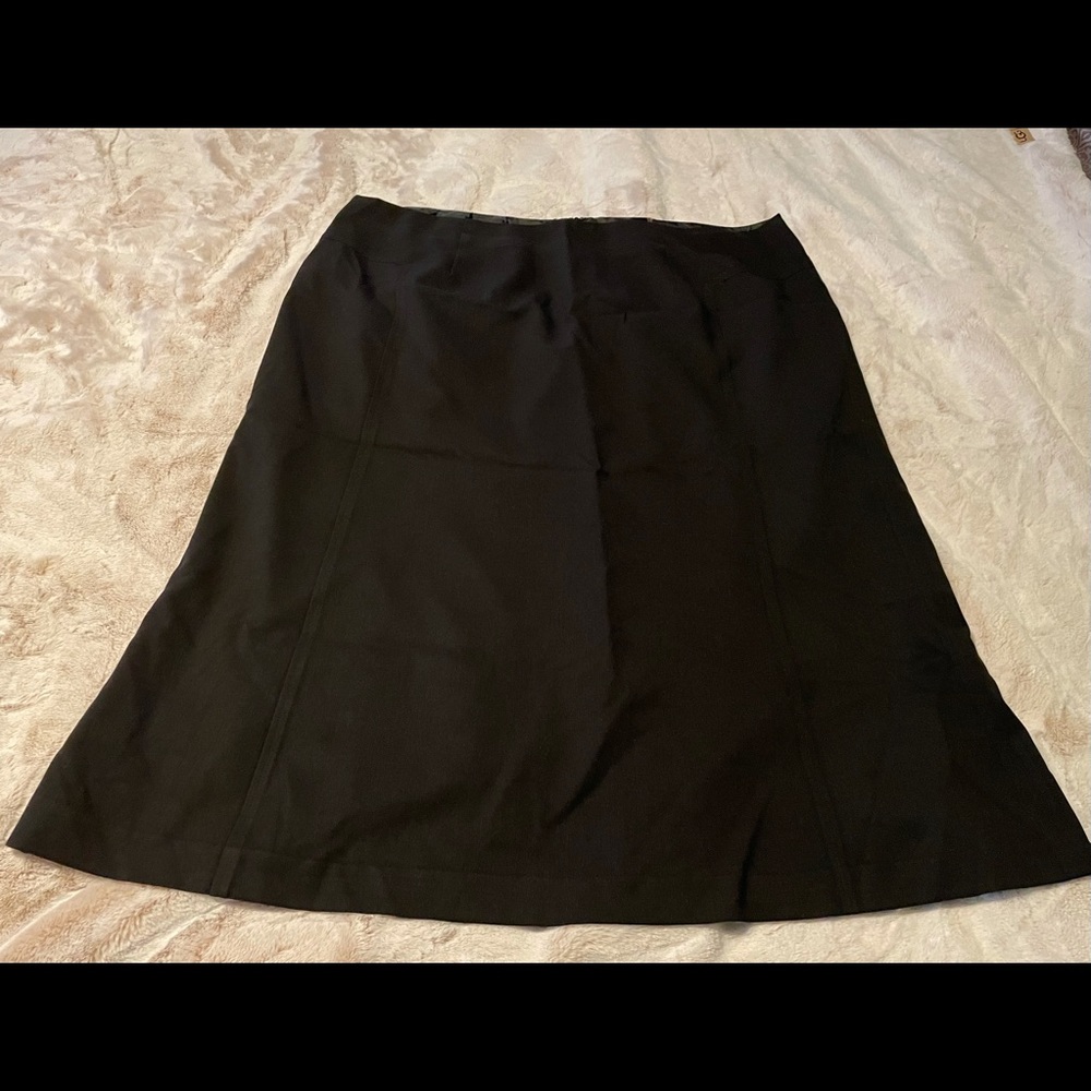 Black skirt - very flattering! Same hem around